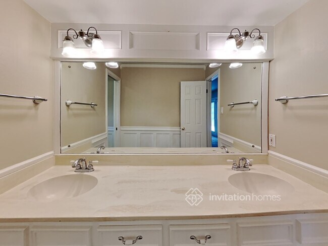 Building Photo - 230 Magic Oaks Dr