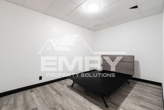 Building Photo - 942 S Gerhart Ave