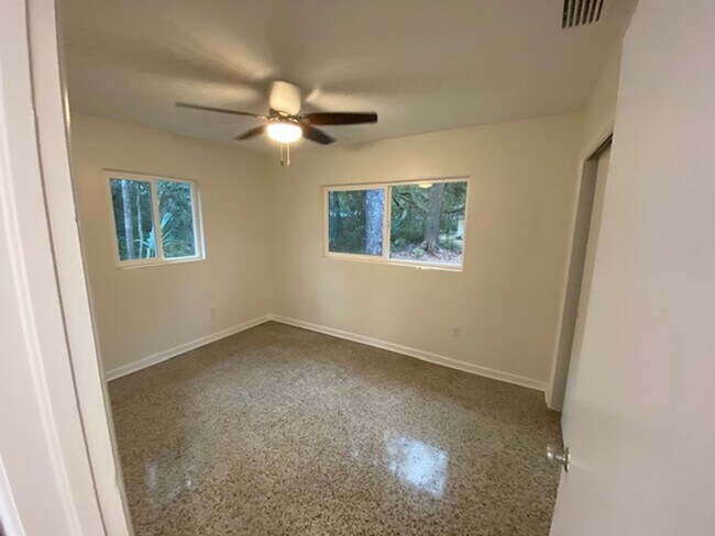 Building Photo - 921 NE 6th Ave