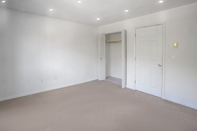 Building Photo - 24 Presidential Dr