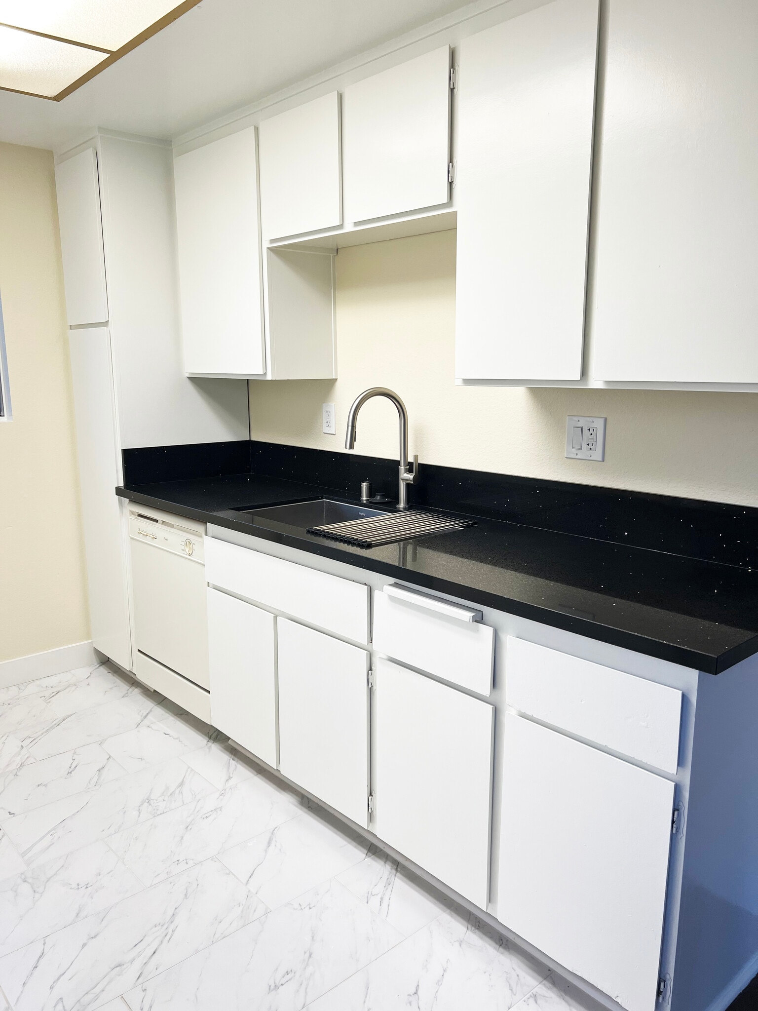 Kitchen - 4166 Garden Ave