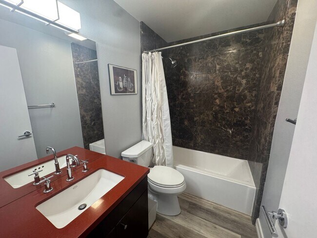 Building Photo - 810 E Palm Canyon Dr