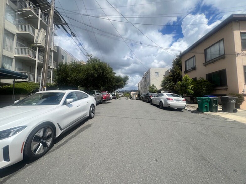 Building Photo - 811 York St