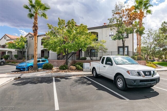 Building Photo - 950 Seven Hills Dr