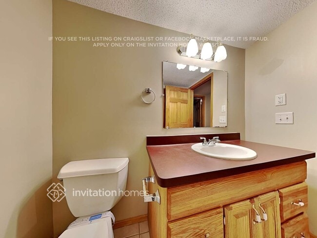 Building Photo - 5043 Ladyslipper Ave N