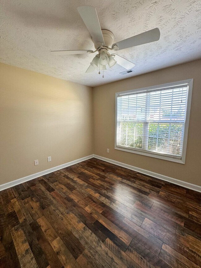 Building Photo - Charming 3 Bed 2 Bath Raeford Home with Fe...