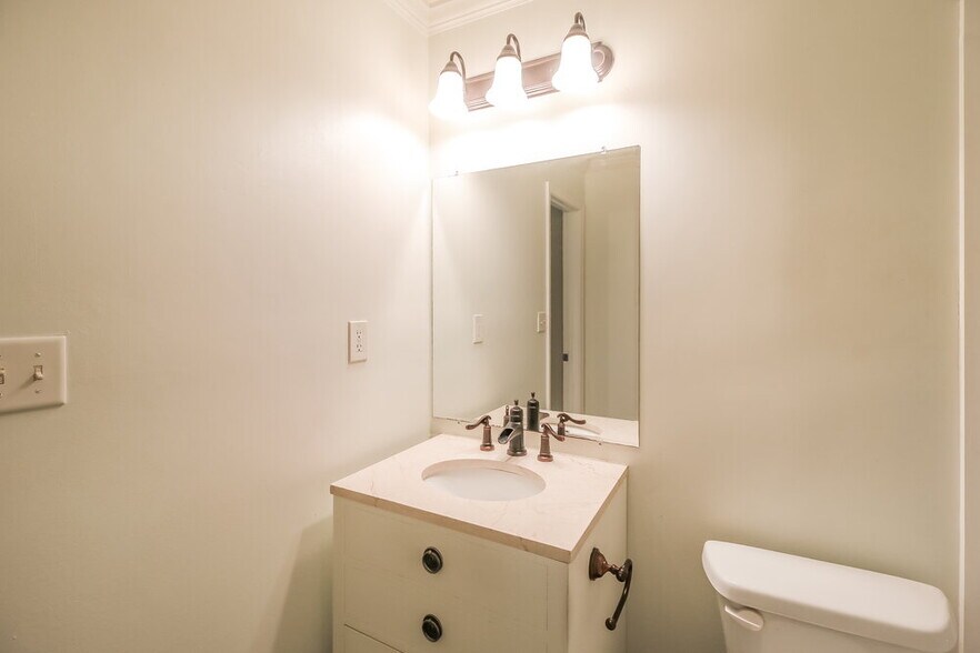 Building Photo - 9346 Woodknoll Way