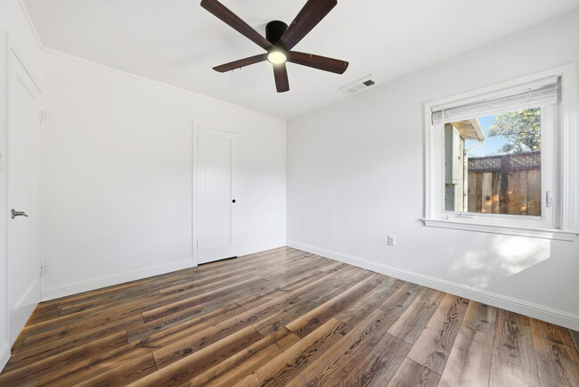 Building Photo - 1047 Riverton Dr