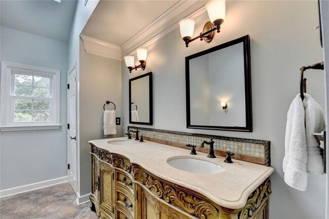 Building Photo - 2611 Briers N Dr