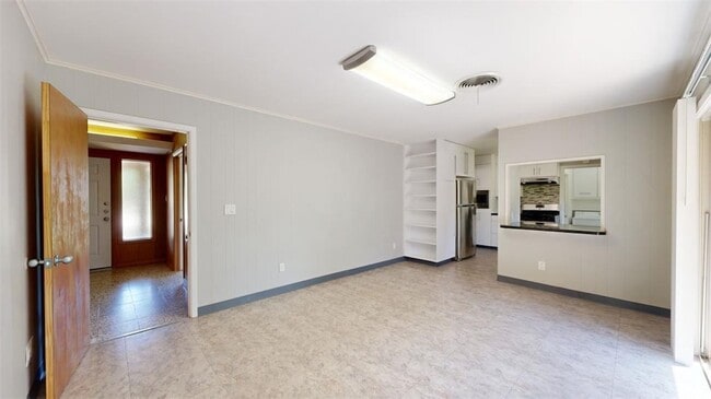 Building Photo - 203 W Brookside Dr