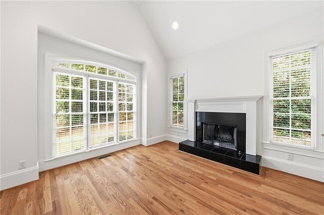 Building Photo - 125 River N Cir