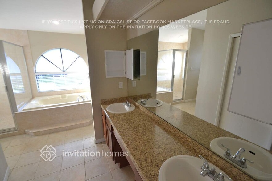 Building Photo - 3214 N Thackery Wy