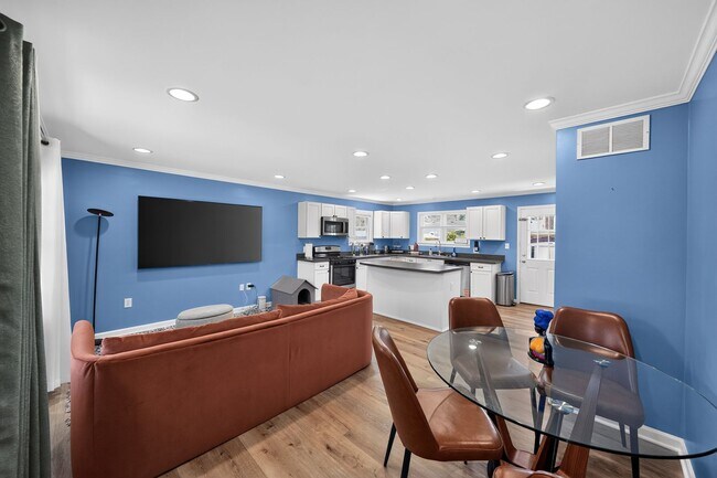 Building Photo - Updated Single-Family Home for Rent in Fairlawn