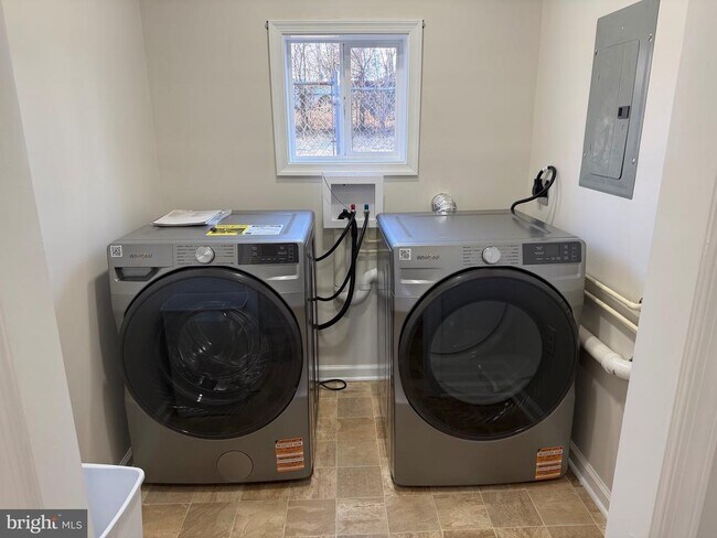 Building Photo - 18 C Ln