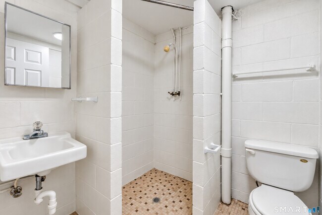 Building Photo - 19 Denlar Dr