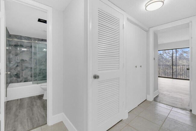 Building Photo - 200 Jacaranda Country Club Dr