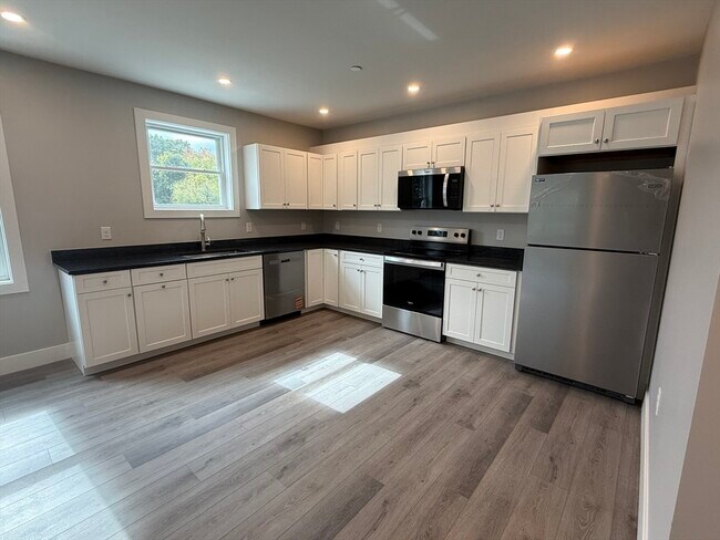 Building Photo - 251 Sladen St