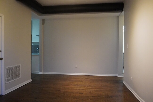 Building Photo - 867 E Pershing Rd