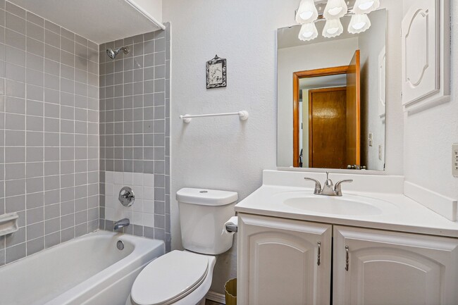 Building Photo - 724 Martha Gale Dr