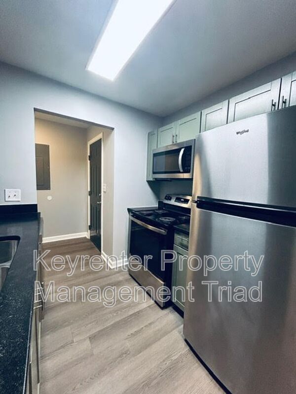 Building Photo - 1405 Leonard Ave