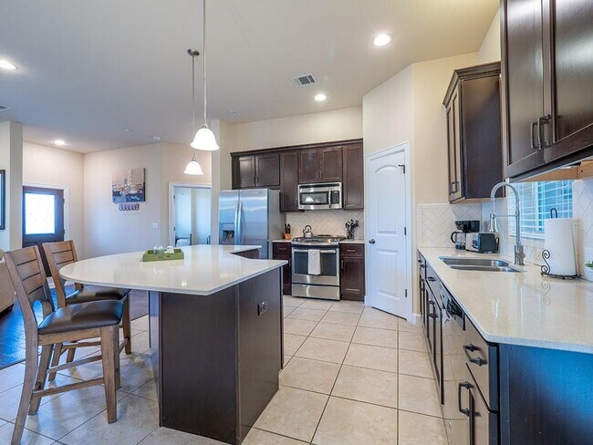 Building Photo - 5605 Roosevelt Ave