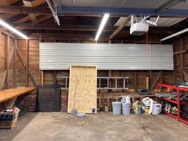 Building Photo - 209 Tunnel Blvd