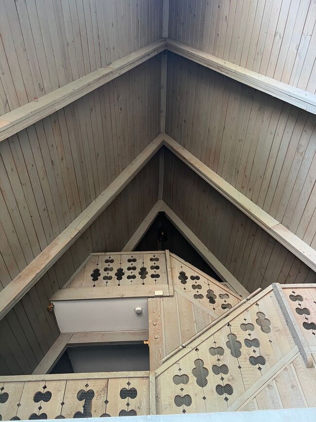 Building Photo - 1 bedroom, 2 lofted conforming rooms/ 1.5 ...