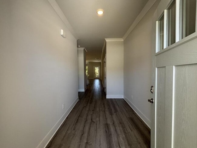 Building Photo - 36 Village Ct