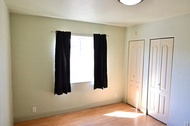 Building Photo - 400 Grandview Ct