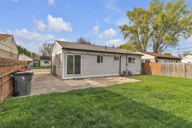 Building Photo - 20540 Colman St