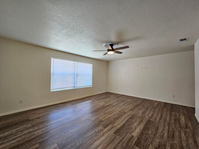 Building Photo - BRAND NEW FLOORING - AVAILABLE & MOVE-IN READY!