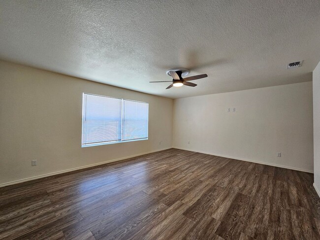 Building Photo - SECTION 8 ACCEPTED - BRAND NEW FLOORING - AVAILABLE & MOVE-IN READY!