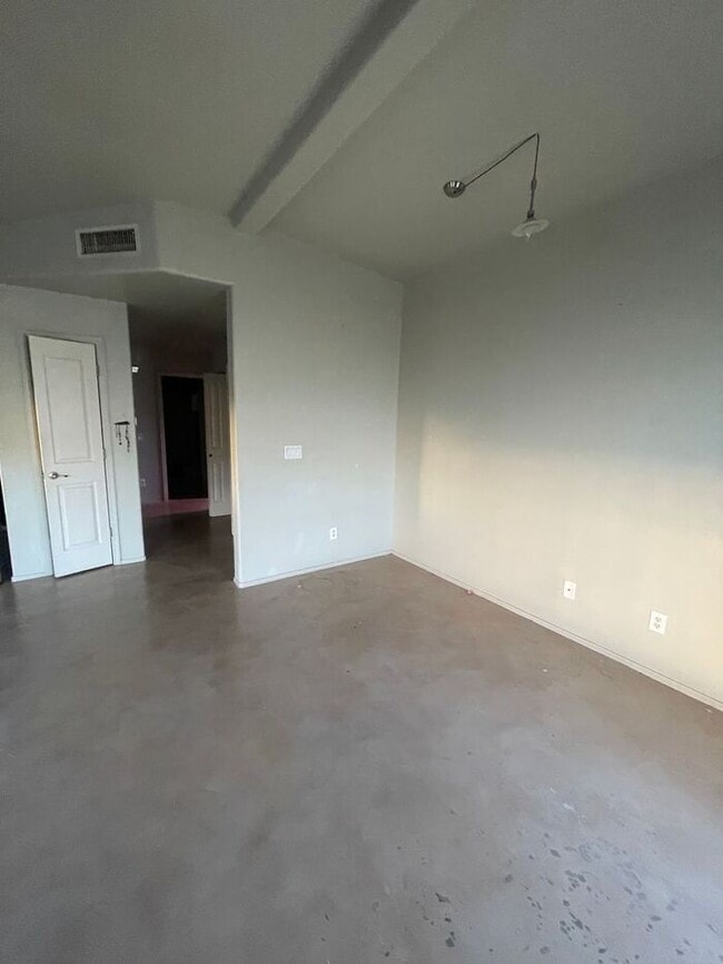 Building Photo - 3 bedroom 2 bath - Available now