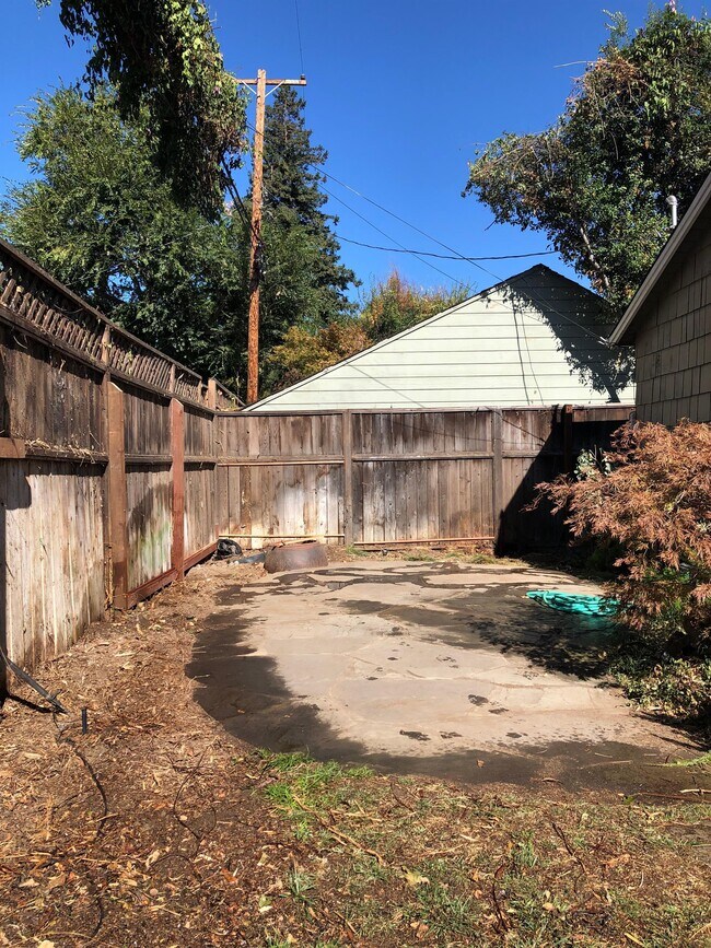 Building Photo - 1051 Cherry Ave