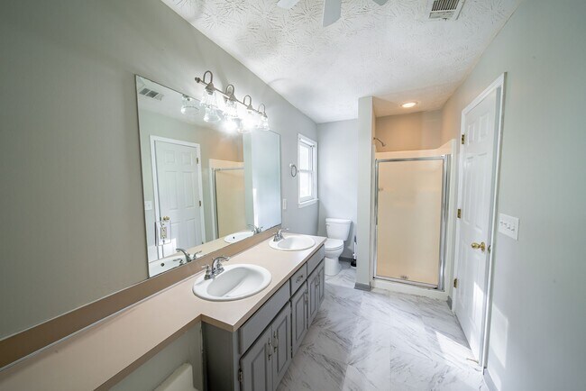 Building Photo - 3 bedroom 2 bath North Columbus