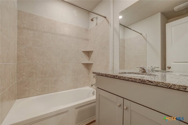 Building Photo - 1945 Redstart