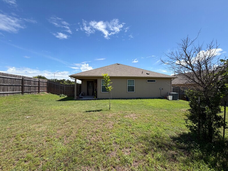 Building Photo - Room in Single Family Home on Bettylou Ln