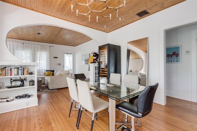 Building Photo - 655 NE 120th St