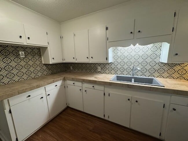 Building Photo - New renovation 3BR/2BA house