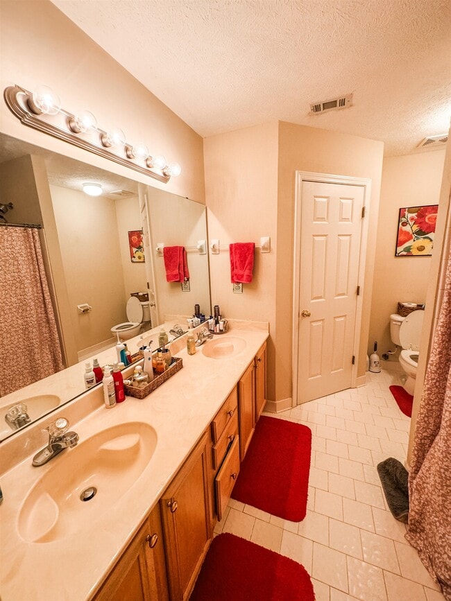 Building Photo - 520 Hunters Mill Cove