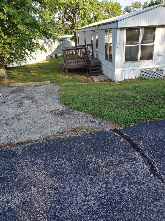 Building Photo - 719 Golden Point