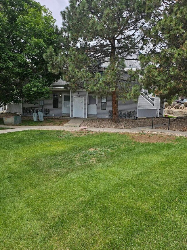 Building Photo - AVAILABLE NOW! Ground floor condo, feels l...