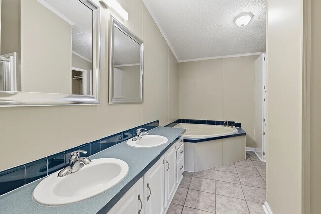 Building Photo - 2430 N Flounder Dr