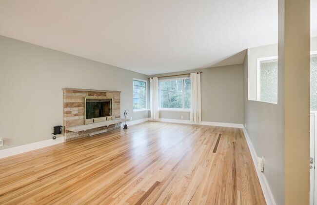 Building Photo - Beautiful 4 Bedroom Home in Matthews Beach AVAILABLE NOW!