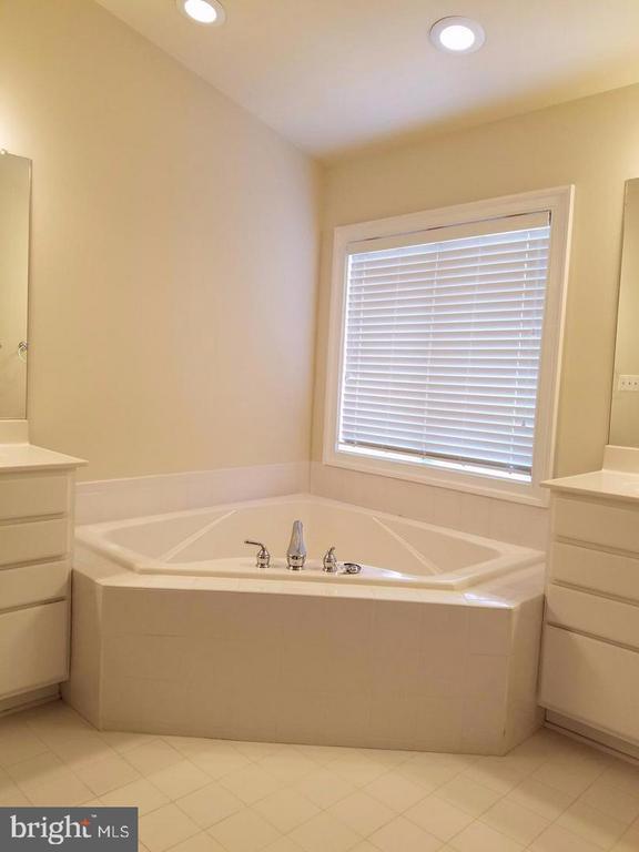 Building Photo - 5985 Meadow Brook Dr