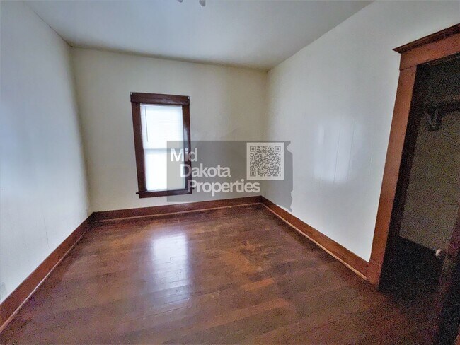 Building Photo - 421 E 7th- 3 bedroom house