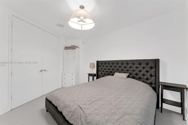 Building Photo - 15811 Collins Ave