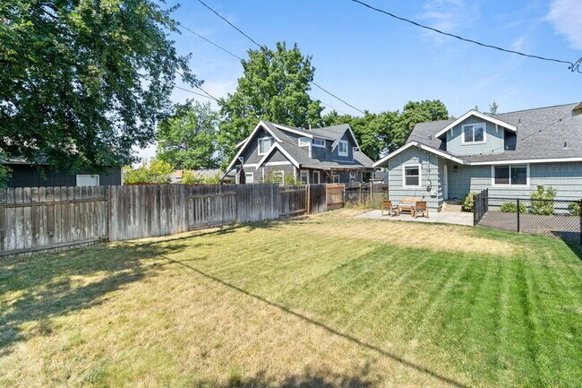 Building Photo - 3704 E 24th Ave