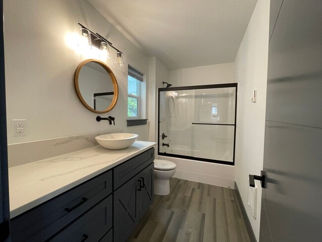 Building Photo - Charming 1Bed 1Bath Modern 2 Story Cottage with Fabulous Updates! Washer & Dryer Hook-ups!