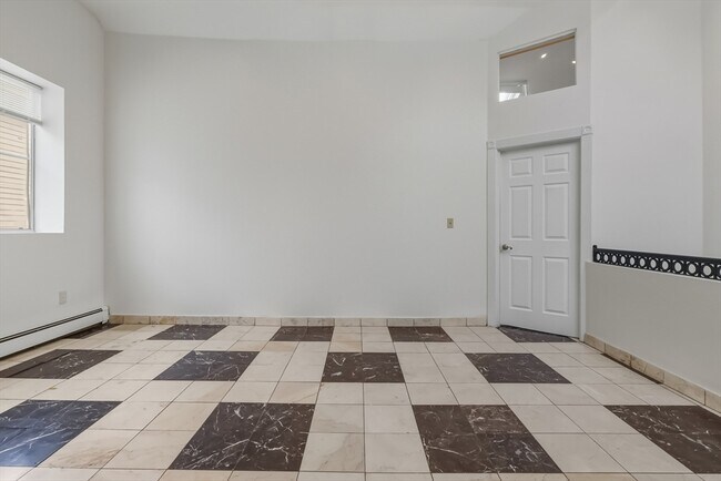 Building Photo - 571 Somerville Ave